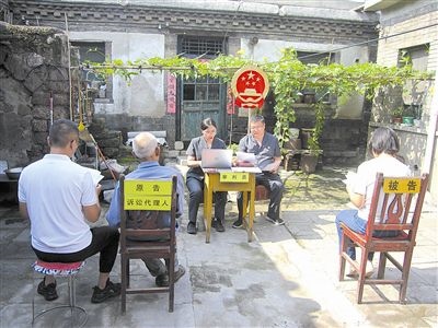 圖②：法庭在農(nóng)家小院開展巡回審判。