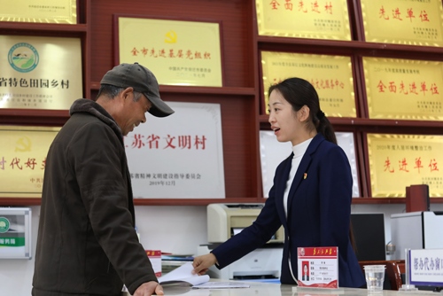 李敏在雙蕩村便民服務大廳接待前來辦理業(yè)務的村民。受訪者供圖