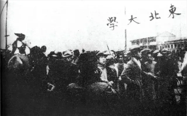 △東北大學(xué)學(xué)生走在一二·九請(qǐng)?jiān)赣涡嘘?duì)伍最前列。