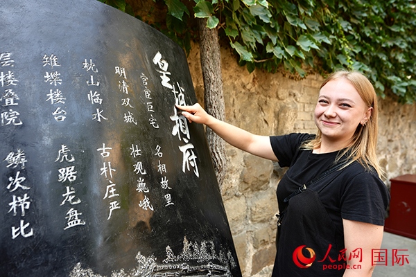 選手金雪花（波蘭）在古堡內(nèi)留影。人民網(wǎng) 盧鵬宇攝