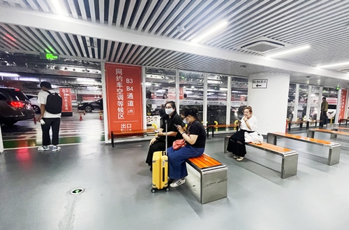 旅客在網(wǎng)約車(chē)空調(diào)等候區(qū)等候網(wǎng)約車(chē)。人民網(wǎng)記者 喬雪峰攝