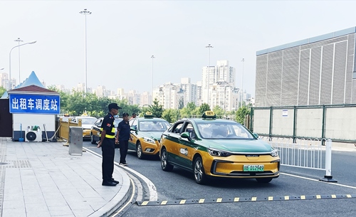 北京南站實(shí)施出租車(chē)北廣場(chǎng)落客分流，實(shí)現(xiàn)“落、接”兩用。人民網(wǎng)記者 喬雪峰攝