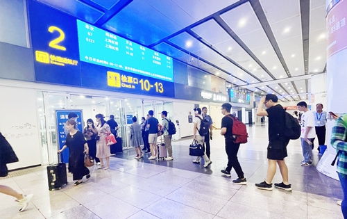 在快速進(jìn)站廳前排隊(duì)等待檢票的旅客。人民網(wǎng)記者 喬雪峰攝