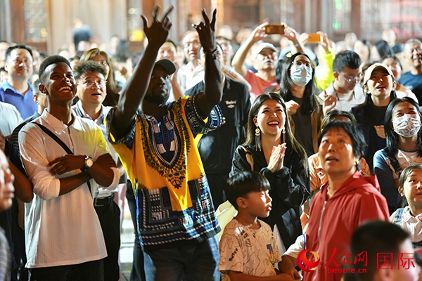 選手體驗古城巡游。人民網(wǎng) 盧鵬宇攝