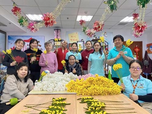 唐占鑫帶領(lǐng)團(tuán)隊為2022年北京冬奧會和冬殘奧會制作頒獎花束。受訪者供圖