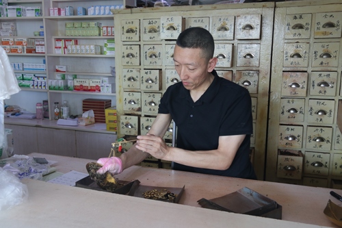 馬啟紅為病患精心配藥。受訪者供圖