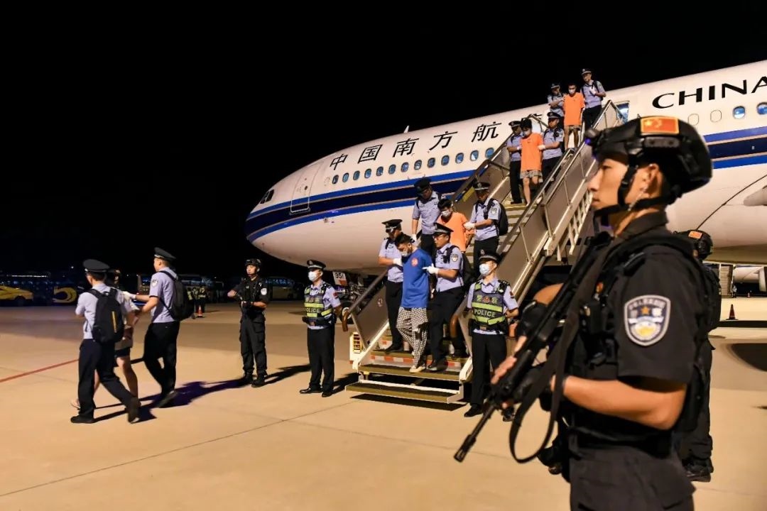 153名實(shí)施跨境裸聊敲詐的犯罪嫌疑人從印度尼西亞被押解回國(guó)。公安部供圖