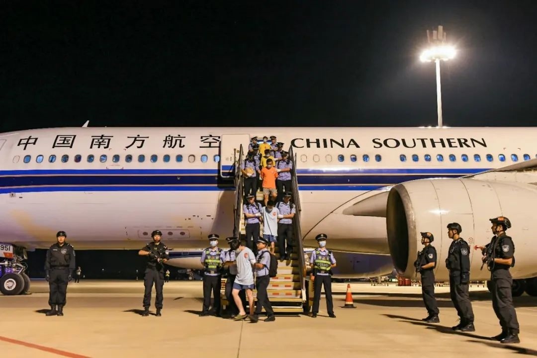 153名實(shí)施跨境裸聊敲詐的犯罪嫌疑人從印度尼西亞被押解回國(guó)。公安部供圖