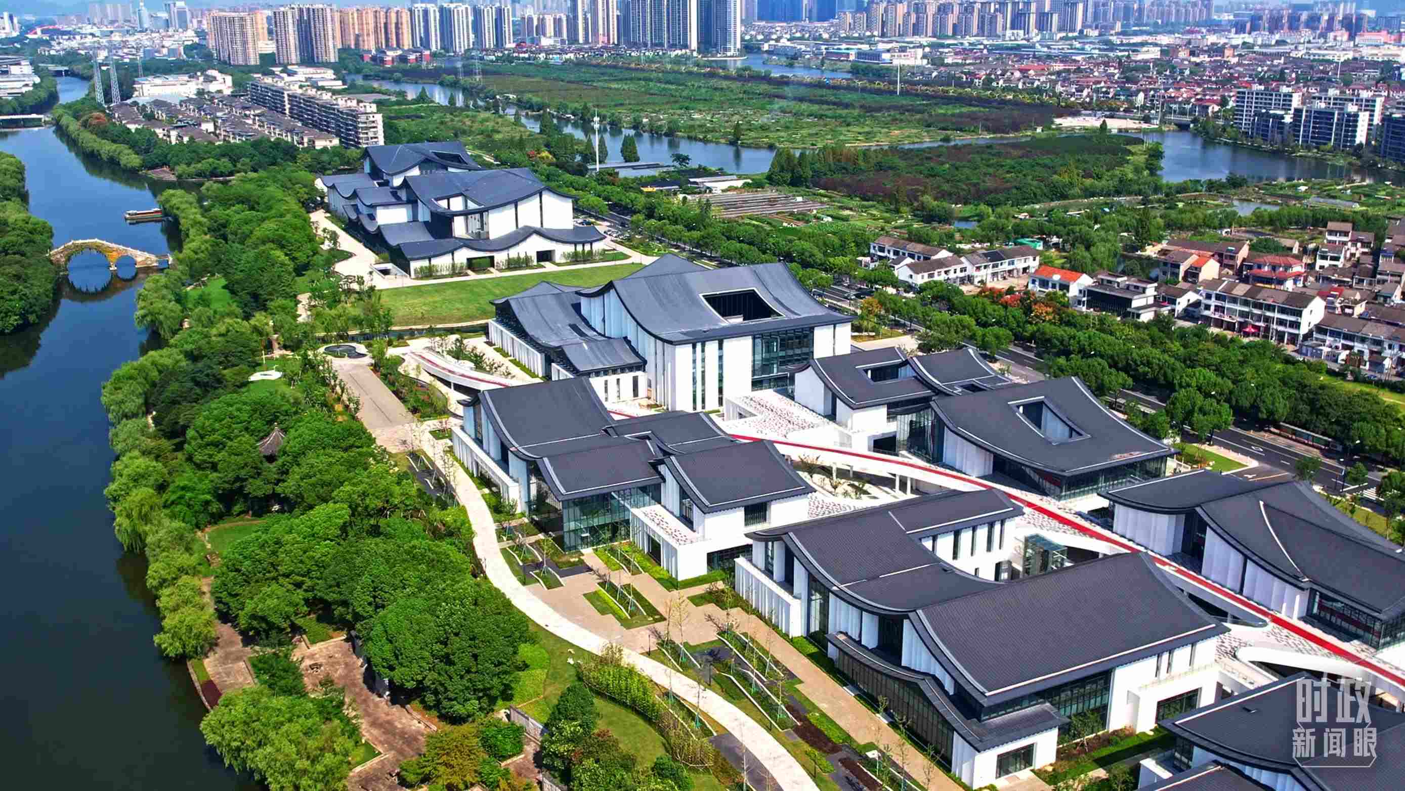 △臨河而建的浙東運河文化園。（總臺央視記者范凱拍攝）