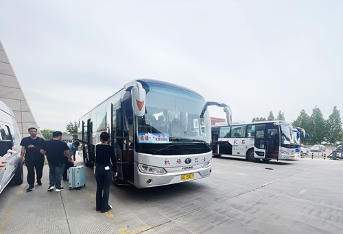 旅客準(zhǔn)備乘坐免費(fèi)擺渡車前往正定機(jī)場。人民網(wǎng)記者 喬雪峰攝
