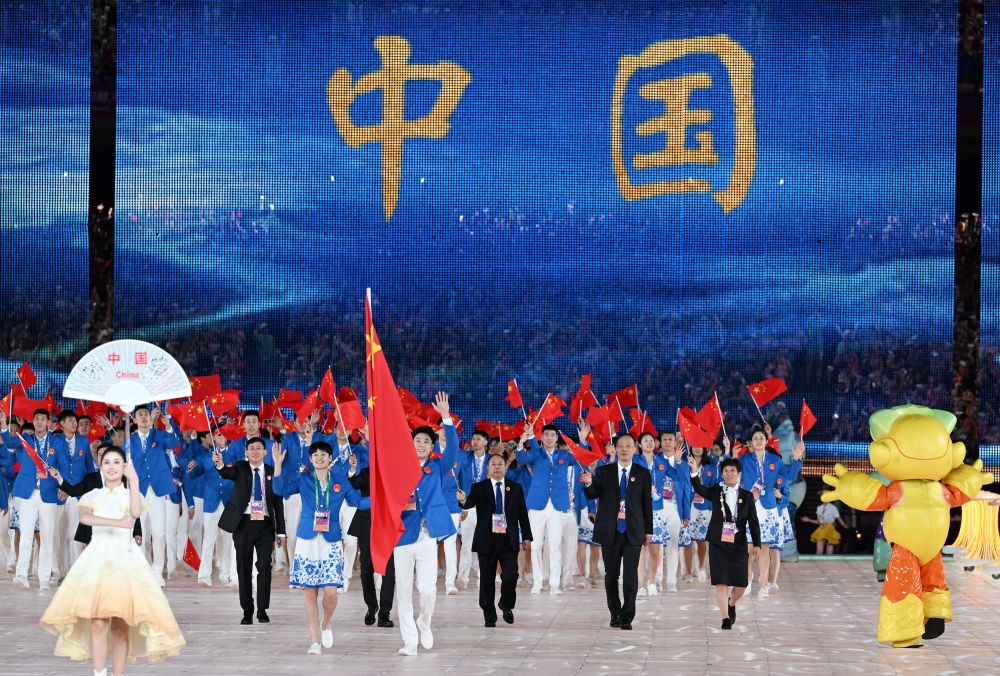 中國(guó)代表團(tuán)在開幕式上入場(chǎng)。