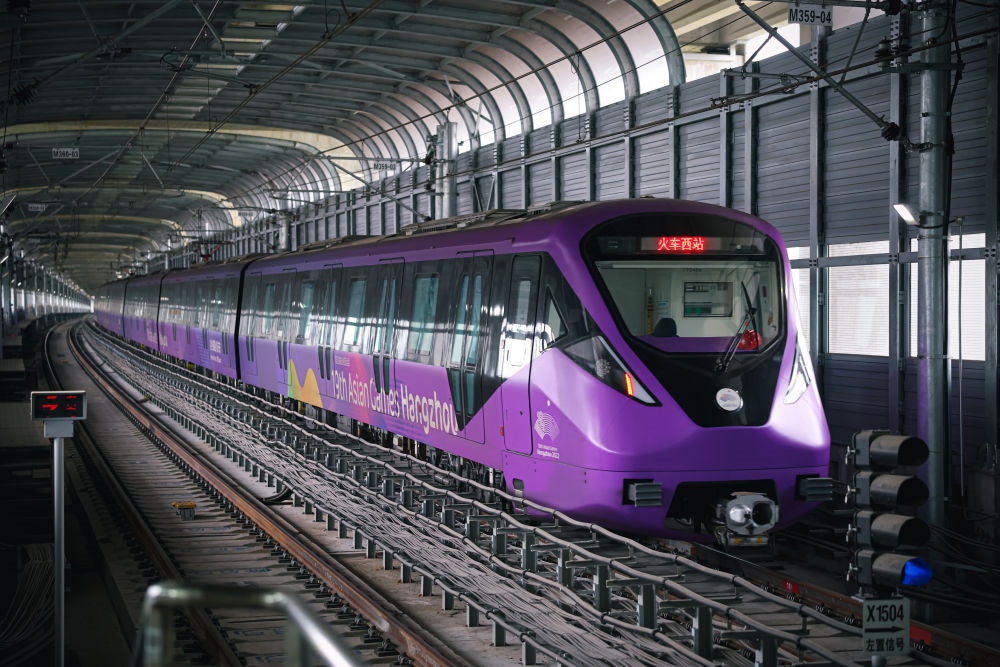 從杭州火車西站出發(fā)，地鐵19號(hào)線貫穿杭州火車東站、杭州蕭山機(jī)場(chǎng)，“亞運(yùn)號(hào)”地鐵專列運(yùn)行在這條線路上。