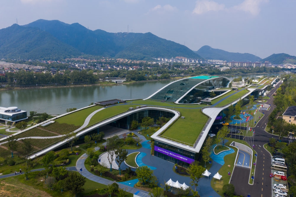 從空中俯瞰杭州富陽(yáng)水上運(yùn)動(dòng)中心，屋頂被綠植覆蓋。