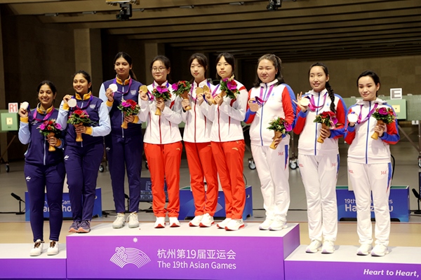 9月24日，杭州亞運會射擊女子10米氣步槍團體賽頒獎儀式。人民網(wǎng)記者 胡雪蓉攝