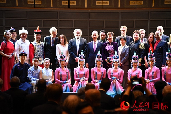 中國駐瑞典大使崔愛民夫婦與演職人員及部分來賓合影留念。人民網記者 殷淼攝