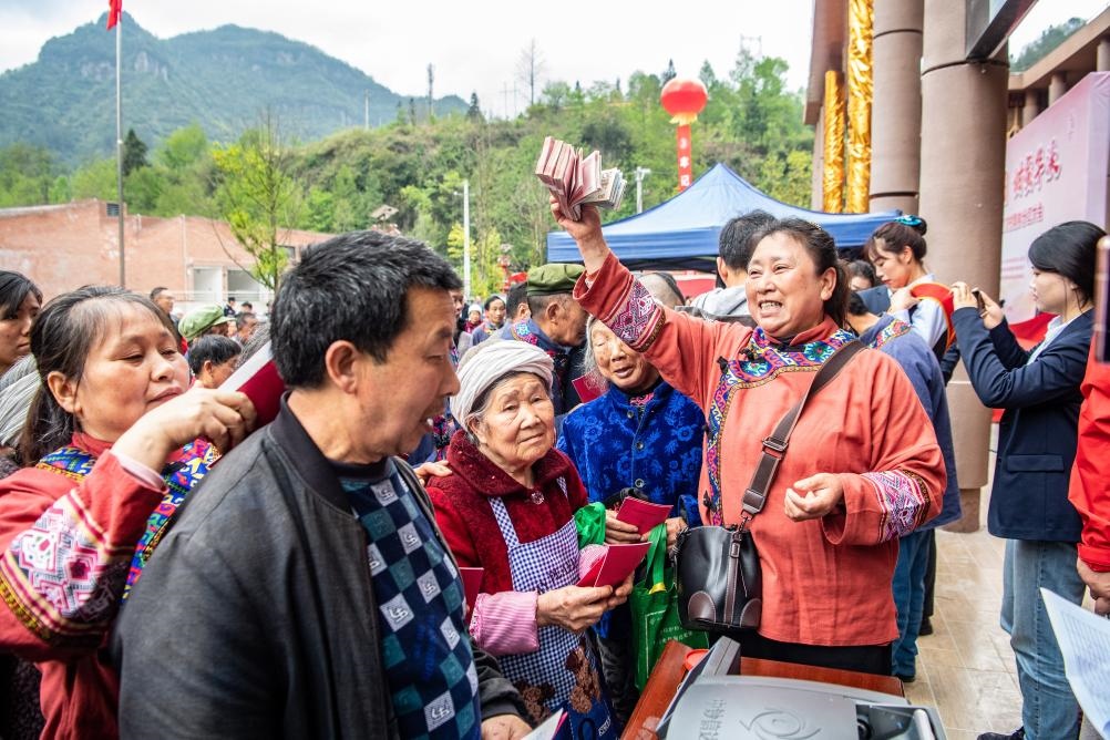 4月13日，在華溪村第五屆分紅大會上，村民在排隊領(lǐng)取分紅。新華社記者 唐奕 攝