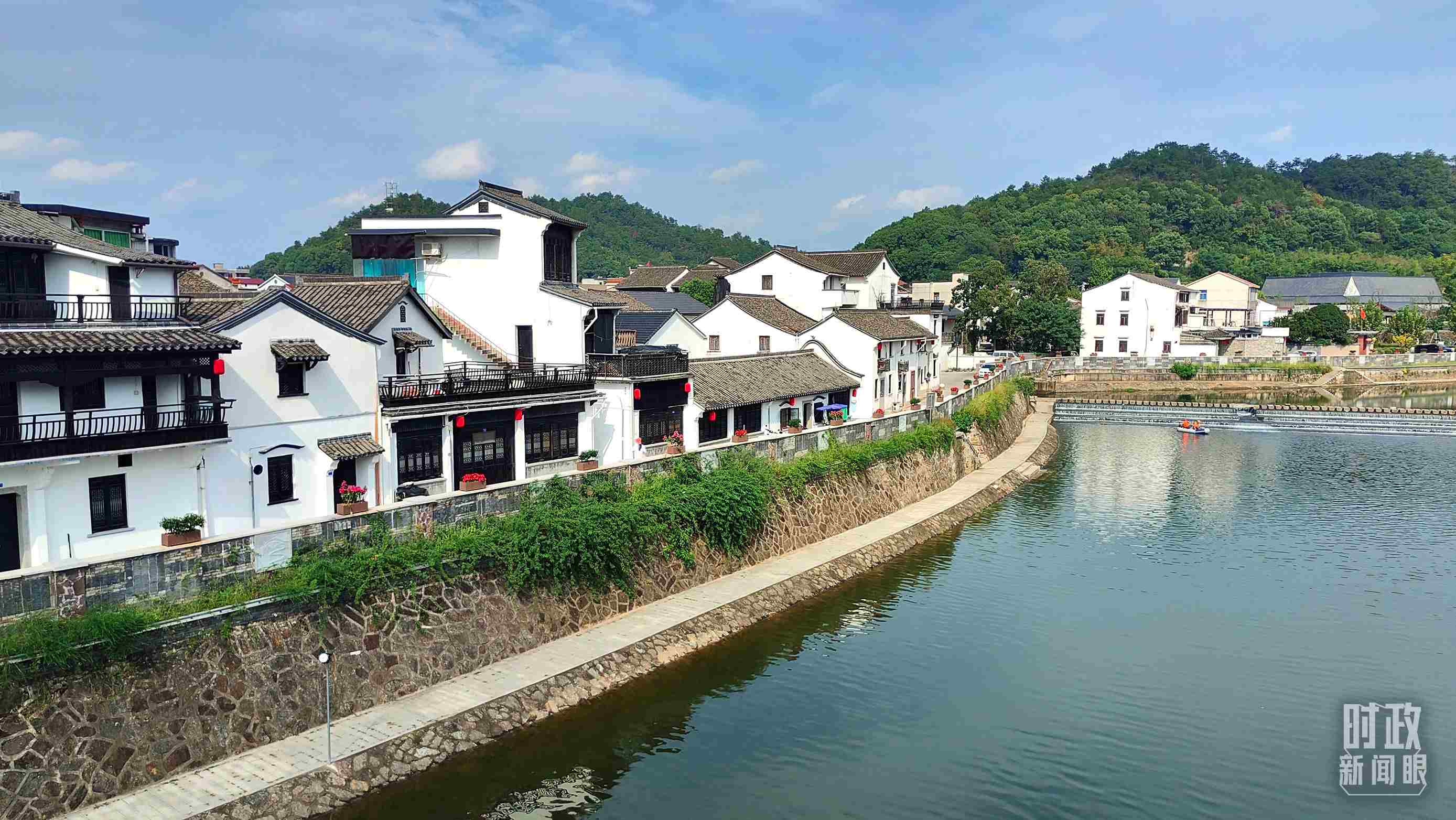 △“楓橋經(jīng)驗(yàn)”發(fā)源地諸暨市楓橋鎮(zhèn)。（總臺(tái)央視記者楊立峰拍攝）