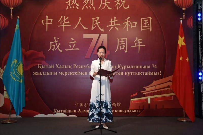 圖為蔣薇總領(lǐng)事致辭。駐阿拉木圖總領(lǐng)館供圖