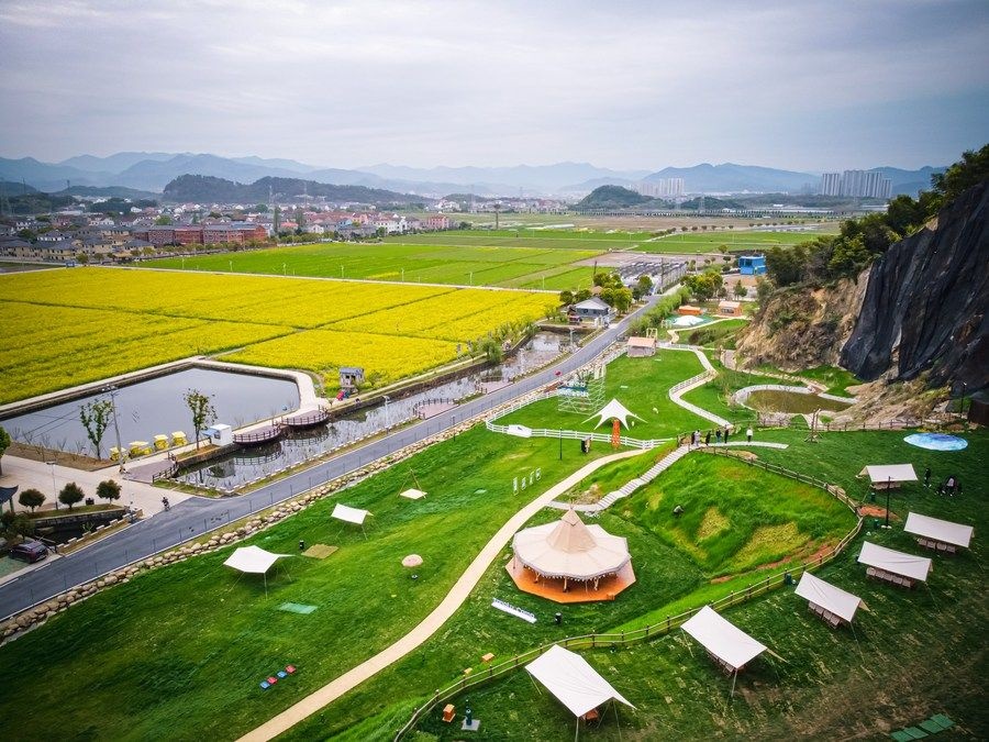  浙江省諸暨市楓橋鎮(zhèn)杜黃新村用廢棄礦山改造的露營(yíng)旅游地（2023年3月29日攝）。
