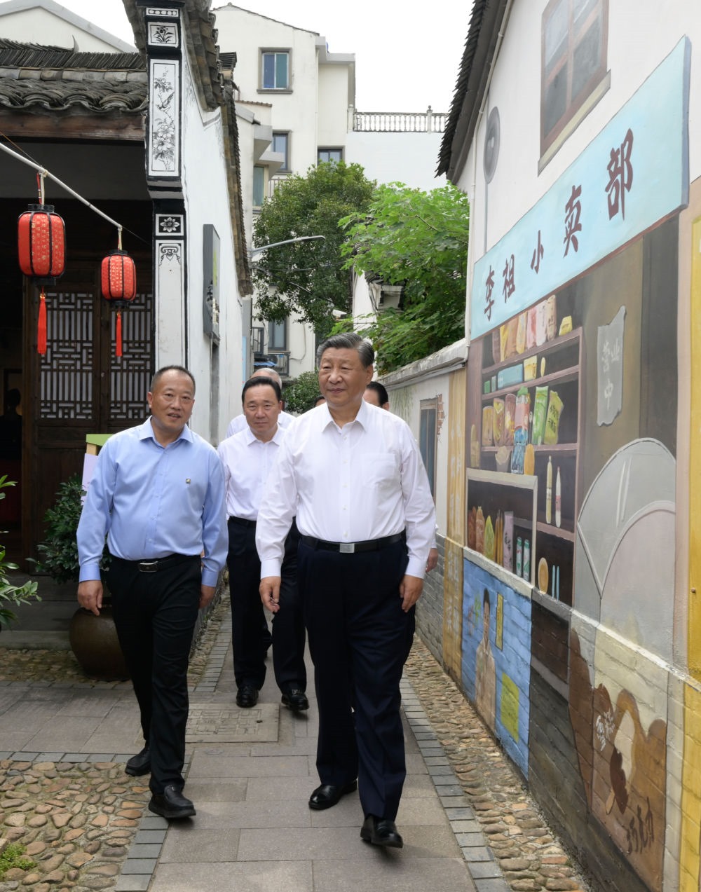 20日上午，習(xí)近平在金華市義烏市后宅街道李祖村考察。