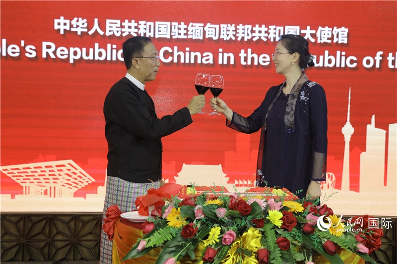 圖為曹靜臨時代辦與溫欣副總理祝酒。人民網(wǎng)記者 謝佳君攝