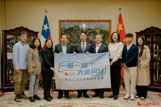 牛清報大使（中）與人民網(wǎng)、人民日報社記者合影。 人民網(wǎng)記者 張若涵攝