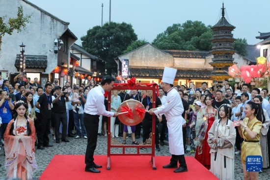 9月27日拍攝的2023年南翔國潮大會(huì)暨第十七屆上海南翔小籠文化展開幕儀式現(xiàn)場(chǎng)。