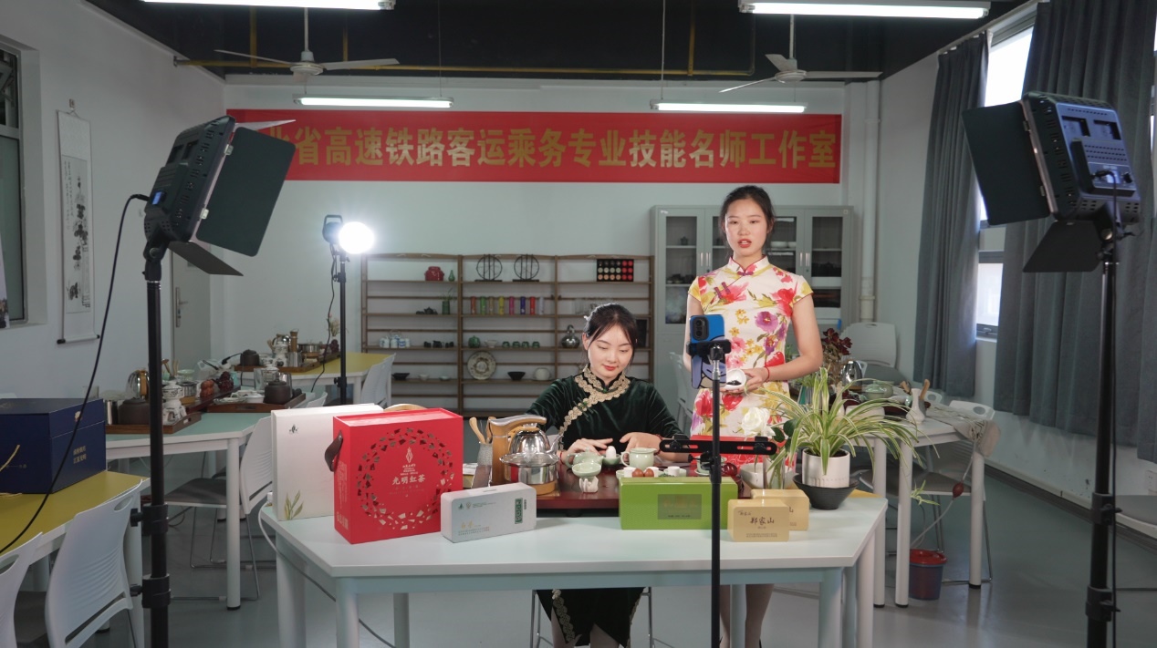 學(xué)生們正在直播。受訪單位供圖