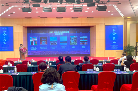 現(xiàn)場發(fā)布《2023旅游景區(qū)品牌傳播優(yōu)秀案例》。人民網(wǎng)記者 劉微攝