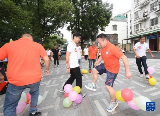 9月28日，在柯橋柯亭社區(qū)，各民族居民參加趣味運動會。