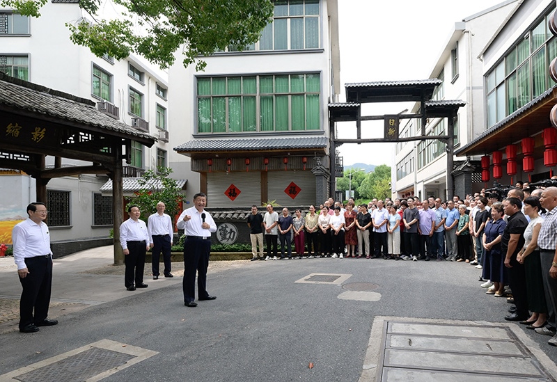 2023年9月20日，習近平在浙江省金華市義烏市后宅街道李祖村考察時，同群眾親切交流。