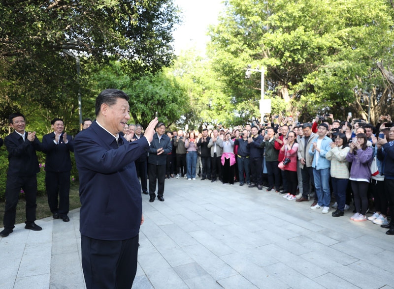 2021年3月24日，習近平在福建省福州市福山郊野公園考察時，向市民們招手致意。