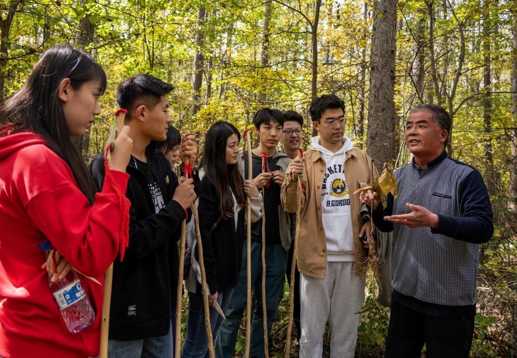 魏本勝為清華大學(xué)同學(xué)介紹長(zhǎng)白山人參文化。嚴(yán)磊攝