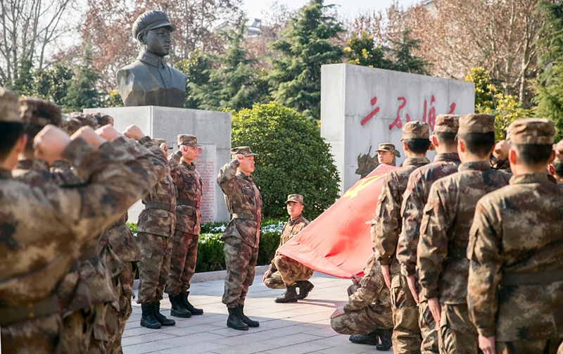 2018年12月14日，陸軍第71集團(tuán)軍某合成旅王杰生前所在連官兵組織黨員重溫入黨誓詞