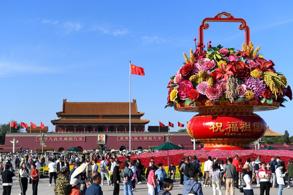 9月27日，市民游客在天安門(mén)廣場(chǎng)參觀“祝福祖國(guó)”巨型花籃。新華社記者 鞠煥宗 攝