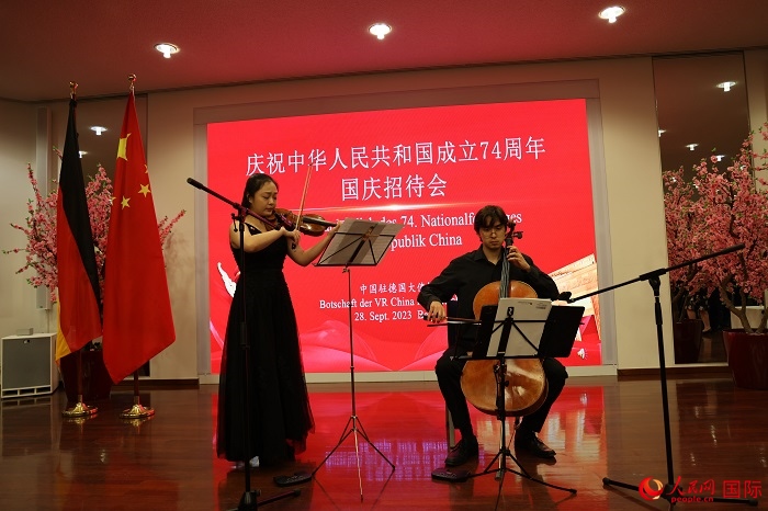 青年音樂家為來賓們現(xiàn)場演奏《我和我的祖國》。人民網(wǎng)記者 劉仲華攝