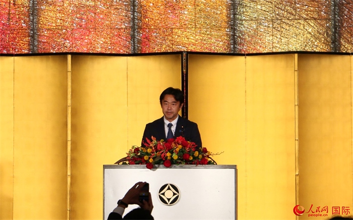 日本外務大臣政務官穗坂泰發(fā)表致辭。人民網 許可攝