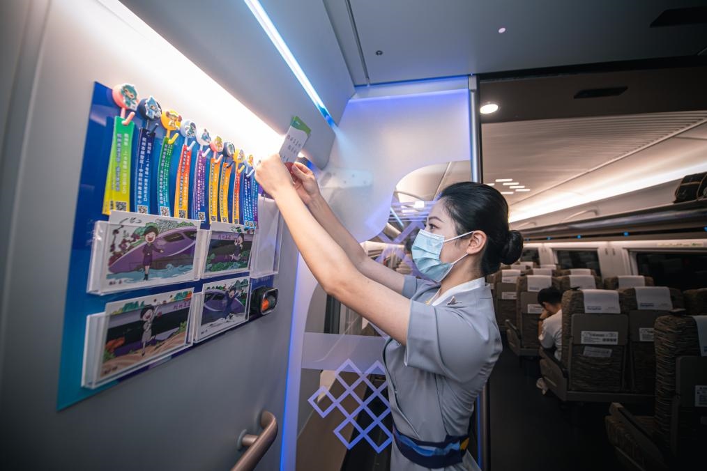 2023年9月16日，復(fù)興號亞運(yùn)智能動車組列車正式載客運(yùn)營。新華社記者 江漢 攝