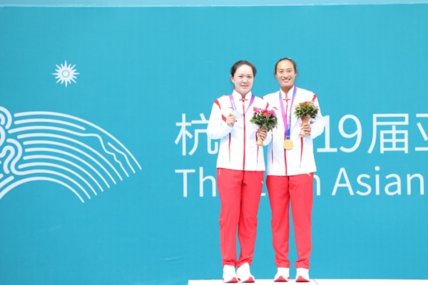 9月29日，鄭欽文(右)和朱琳在頒獎(jiǎng)儀式上合影。當(dāng)日，在杭州亞運(yùn)會(huì)網(wǎng)球女子單打決賽中，中國(guó)代表團(tuán)選手鄭欽文2:0戰(zhàn)勝隊(duì)友朱琳奪得冠軍。人民網(wǎng)記者 李乃妍攝