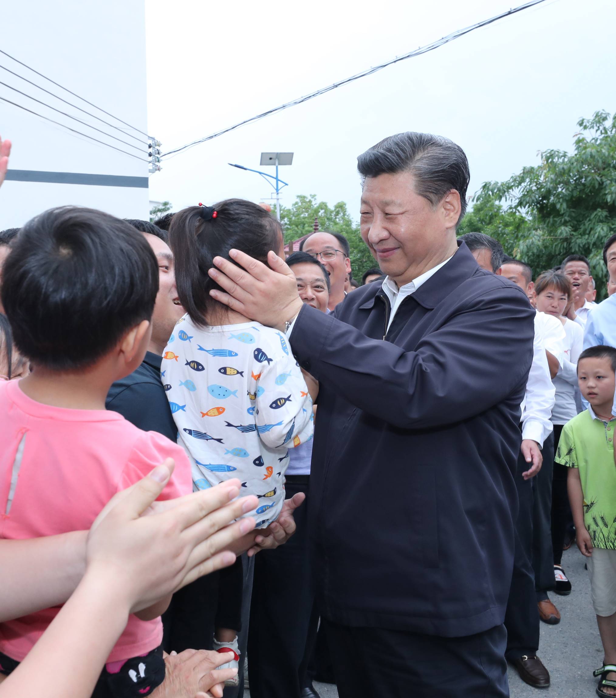 2019年5月20日，中共中央總書記、國家主席、中央軍委主席習(xí)近平深入贛南老區(qū)考察調(diào)研。這是習(xí)近平來到贛州市于都縣梓山鎮(zhèn)潭頭村親切看望老區(qū)群眾。新華社記者 鞠鵬 攝