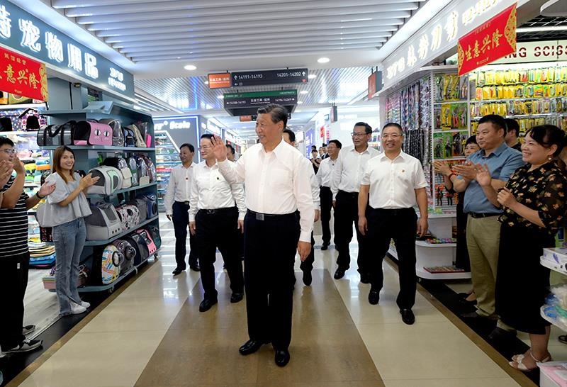 △2023年9月20日，習(xí)近平總書記在浙江義烏國(guó)際商貿(mào)城考察時(shí)，同商戶親切交流。