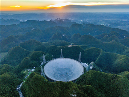 “中國(guó)天眼”全景（維護(hù)保養(yǎng)期間拍攝）。新華社記者 歐東衢 攝