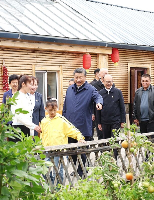 △2023年9月6日，習(xí)近平總書記在黑龍江漠河市北極村村民史瑞娟家的民宿小院考察。