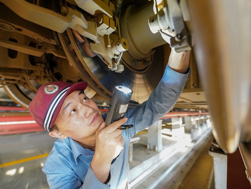 陳浦燕在對入庫動車組進行巡檢作業(yè)。受訪者供圖