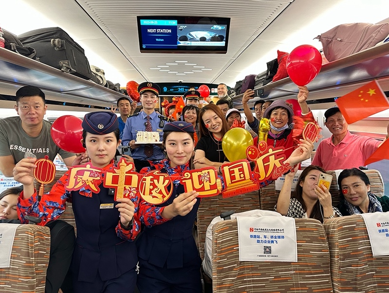 孫柄全與班組人員、旅客共同“慶中秋，迎國慶”。受訪者供圖
