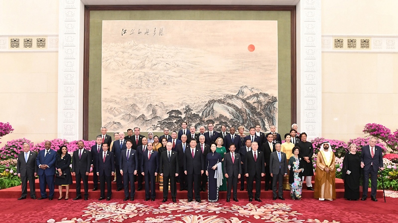 2019年4月26日，習(xí)近平主席和夫人彭麗媛在北京人民大會(huì)堂舉行宴會(huì)，歡迎出席第二屆“一帶一路”國際合作高峰論壇的外方領(lǐng)導(dǎo)人夫婦及嘉賓。這是習(xí)近平和彭麗媛同外方領(lǐng)導(dǎo)人夫婦及嘉賓合影留念。