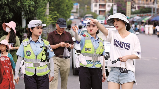 女子中隊(duì)隊(duì)員在小七孔景區(qū)給游客指路。莫玄毅攝