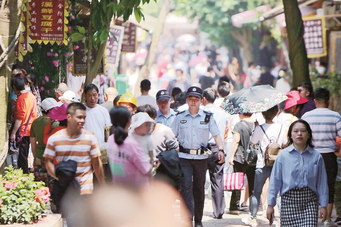 李莊派出所民警在古鎮(zhèn)景區(qū)巡邏。胡澎攝