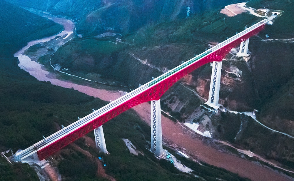 中老鐵路首發(fā)列車駛過中國云南省元江哈尼族彝族傣族自治縣境內(nèi)的元江雙線特大橋（2021年12月3日攝，無人機(jī)照片）。