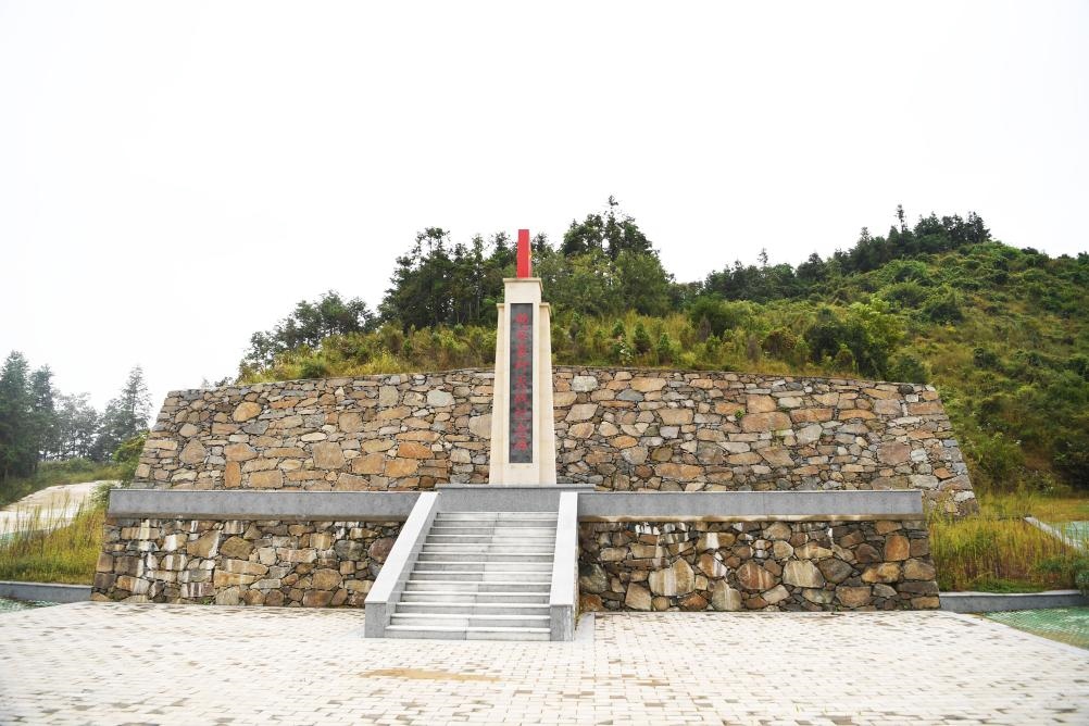 這是9月27日拍攝的田鋪大塆后山上的“韓家寨殲滅戰(zhàn)紀念碑”。新華社記者張浩然攝